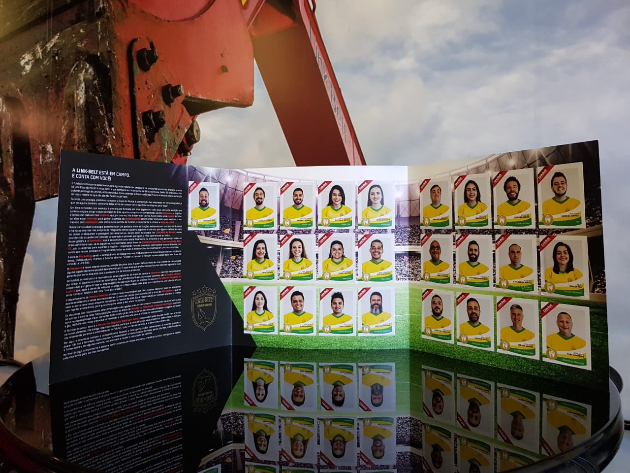 Em clima de Copa do Mundo, empresa transforma colaboradores em álbum de figurinhas